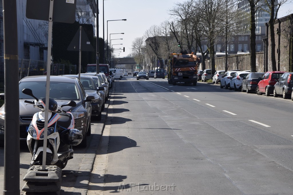 LKW blieb unter Bruecke haengen Koeln Deutz Deutz Muelheimerstr P178.JPG - Miklos Laubert